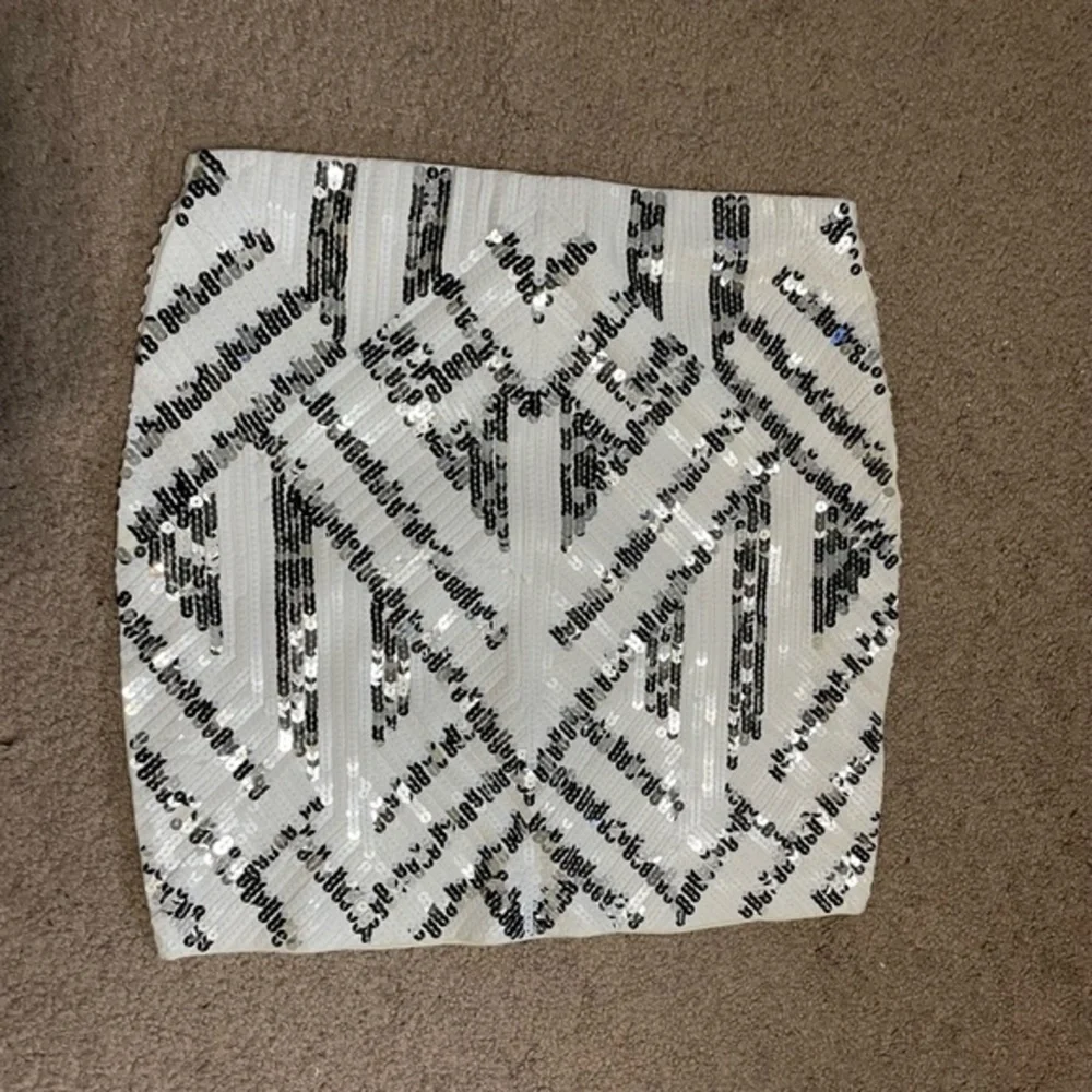 Express White Geometrical style sequin mini Skirt Size‎ Small